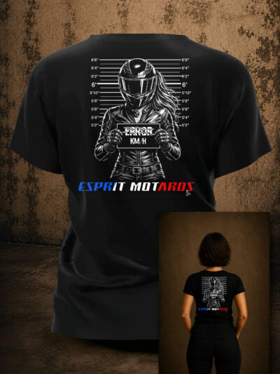 T-shirt motarde Esprit Motards avec motarde en casque devant une toise de police tenant une pancarte ERROR KM/H sur fond noir