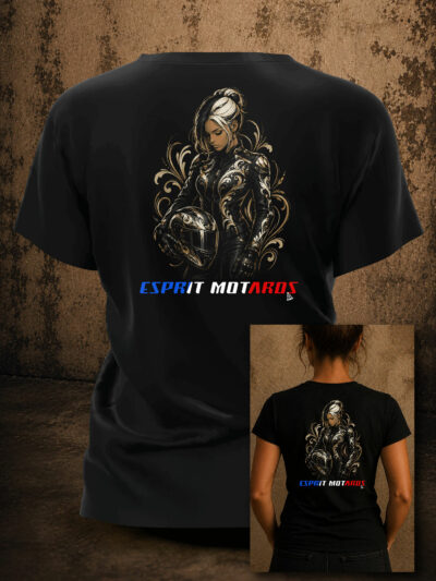 Illustration du t-shirt femme L'Âme d'Or, motarde aux cheveux relevés portant une combinaison noire à motifs dorés et tenant un casque assorti.