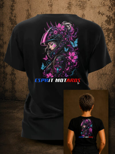 Illustration du t-shirt femme L'Âme Sauvage, motarde de profil avec casque noir et rose, fleurs fuchsia et violettes et papillons bleu turquoise.