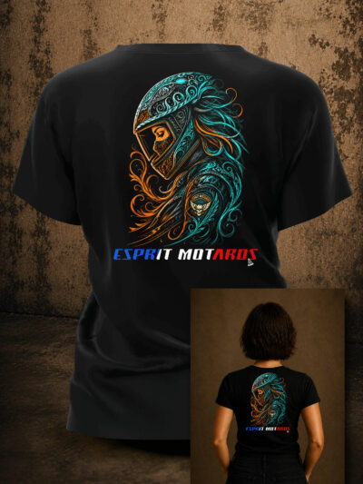 Illustration pour t-shirt femme L'Âme Rebelle Esprit Motards, motarde de profil avec casque ornementé et arabesques turquoise et orange sur fond noir.