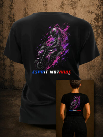 Illustration du t-shirt femme Libre et Indomptable représentant une motarde sur un roadster noir, avec projections graphiques rose fuchsia et violet.