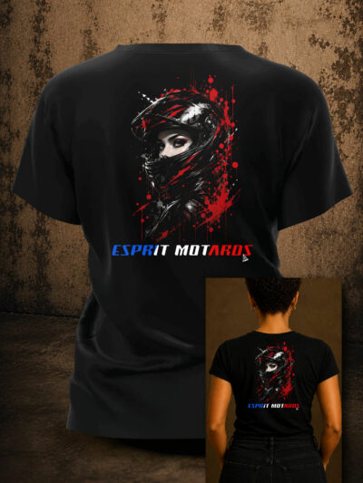 Illustration du t-shirt femme Rouge Rebelle représentant une motarde au casque intégral noir et rouge, avec projections graphiques rouges et blanches.