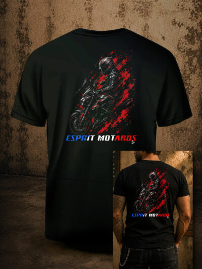 Illustration du t-shirt homme Libre et Indomptable représentant un motard sur un roadster noir avec projections graphiques rouges et grises.